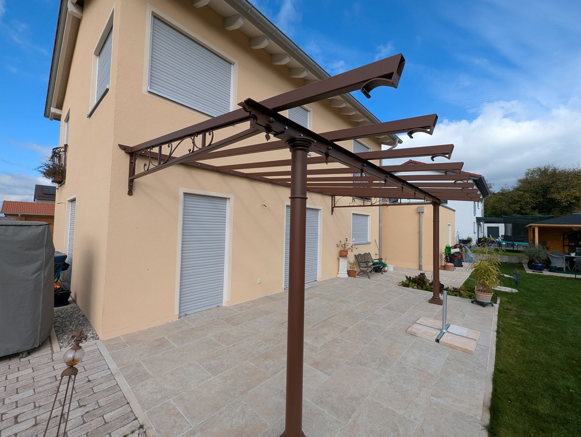 Metall-Terrassenüberdachung an Hausfassade