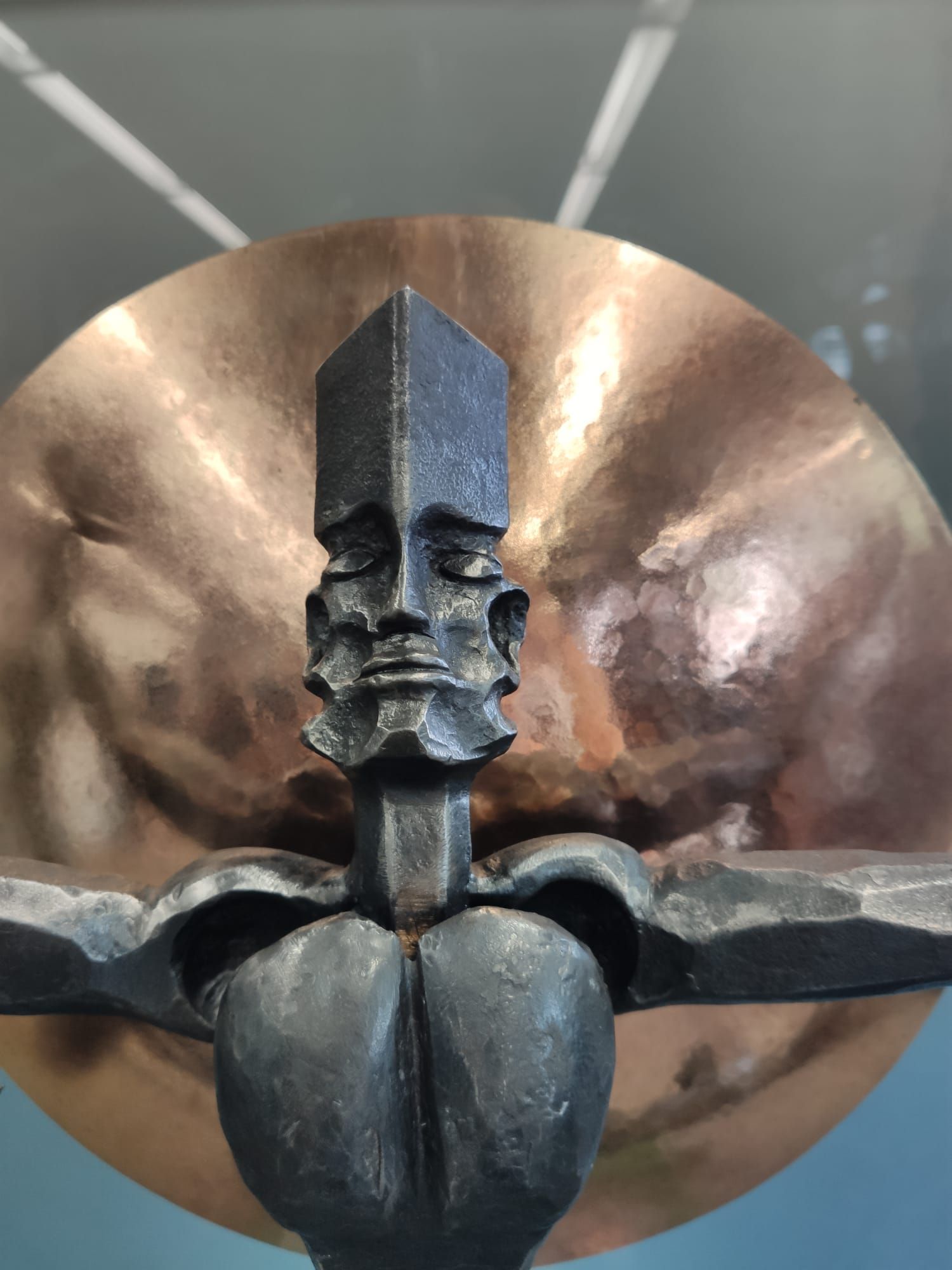Detailaufnahme einer Metallfigur mit kantigem Gesicht