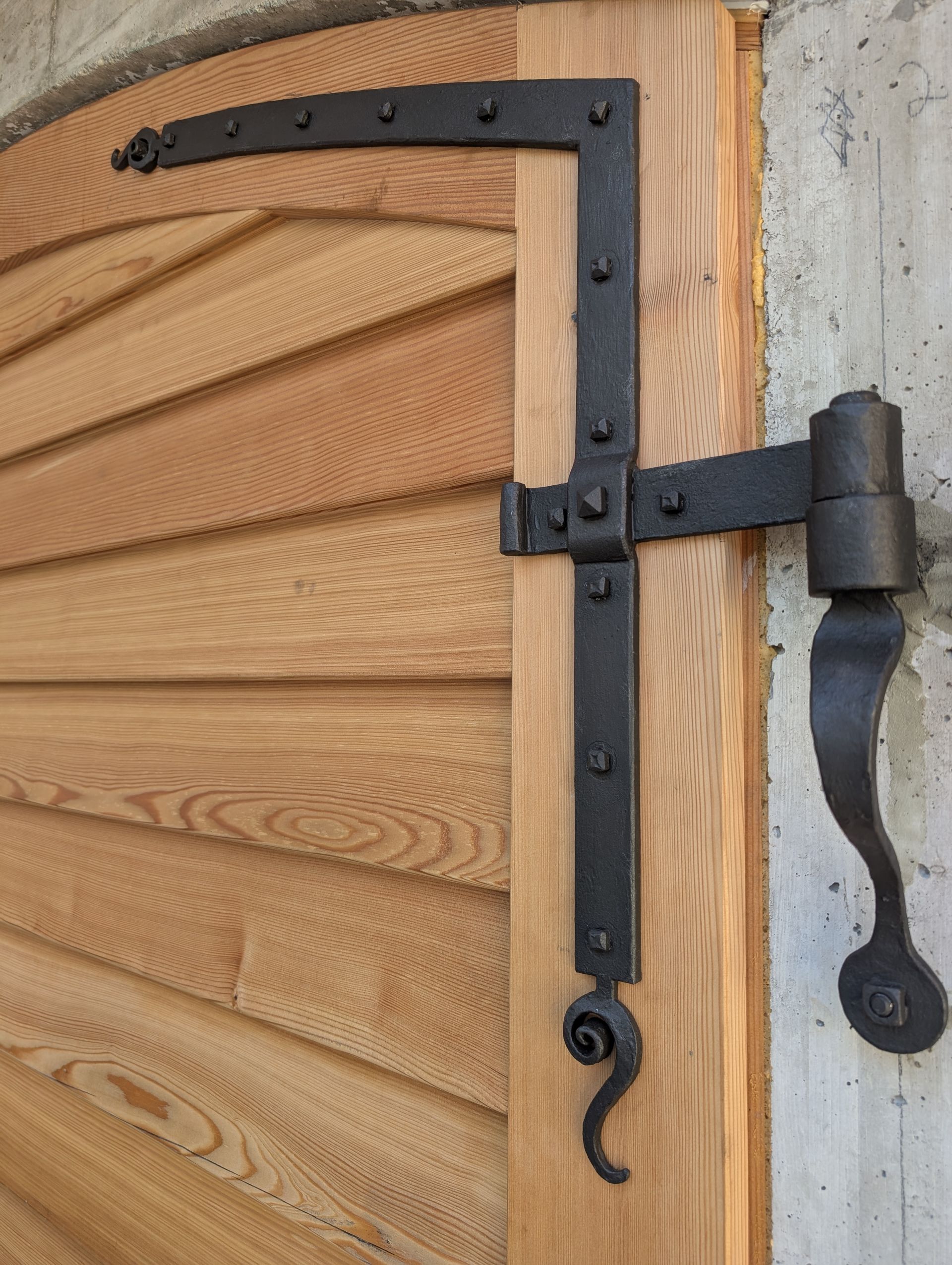 Türband aus Metall an Holzverkleidung