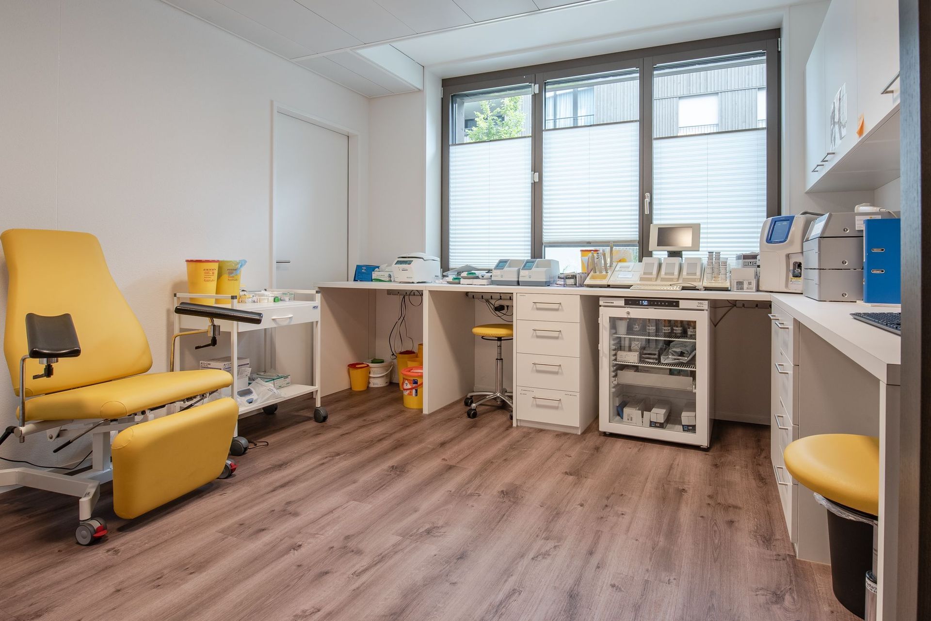 In der mitte des zimmers steht ein gelber stuhl.