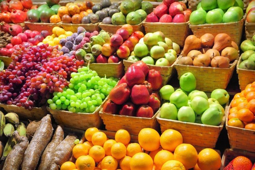 Se exhiben una variedad de frutas y verduras en cestas.