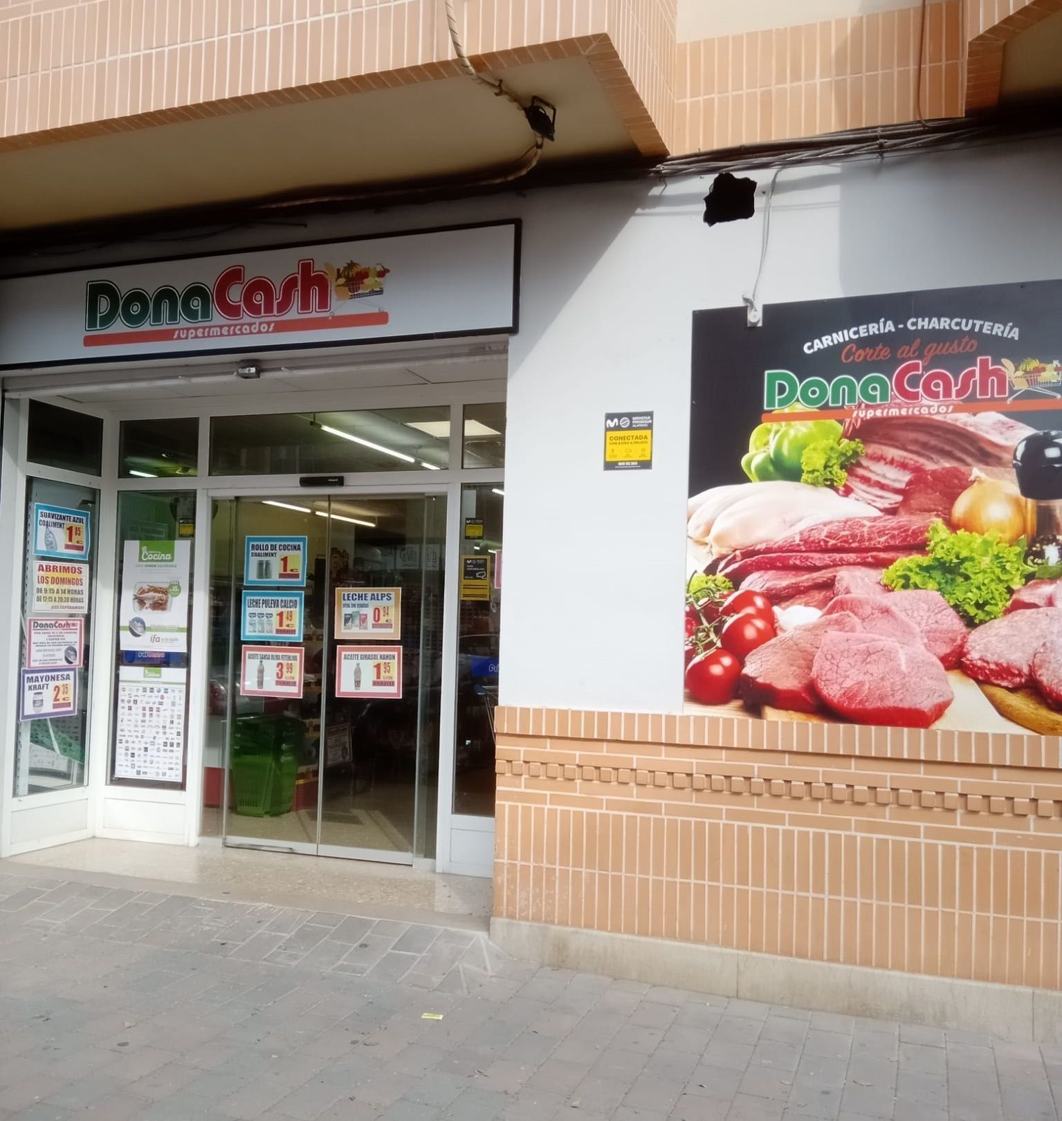 Un escaparate con un cartel que dice 'dong cash'