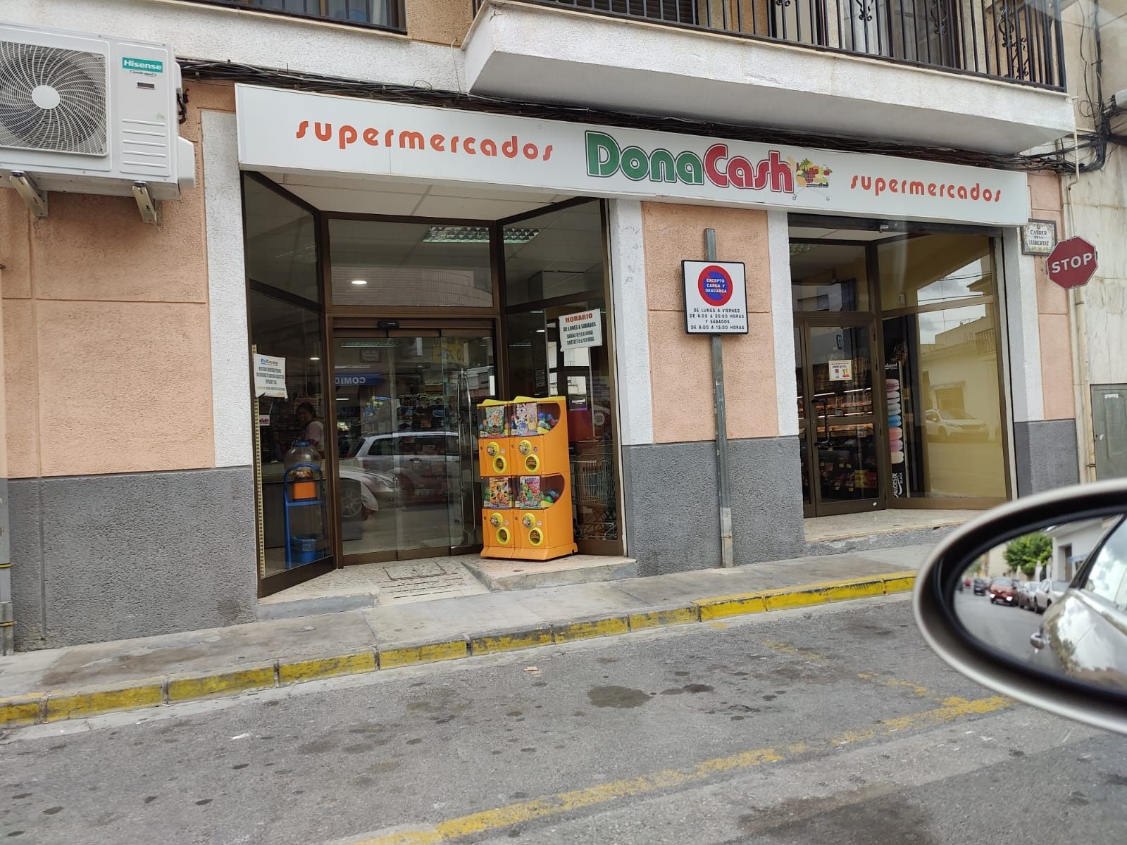 Un escaparate con la palabra danacash en él