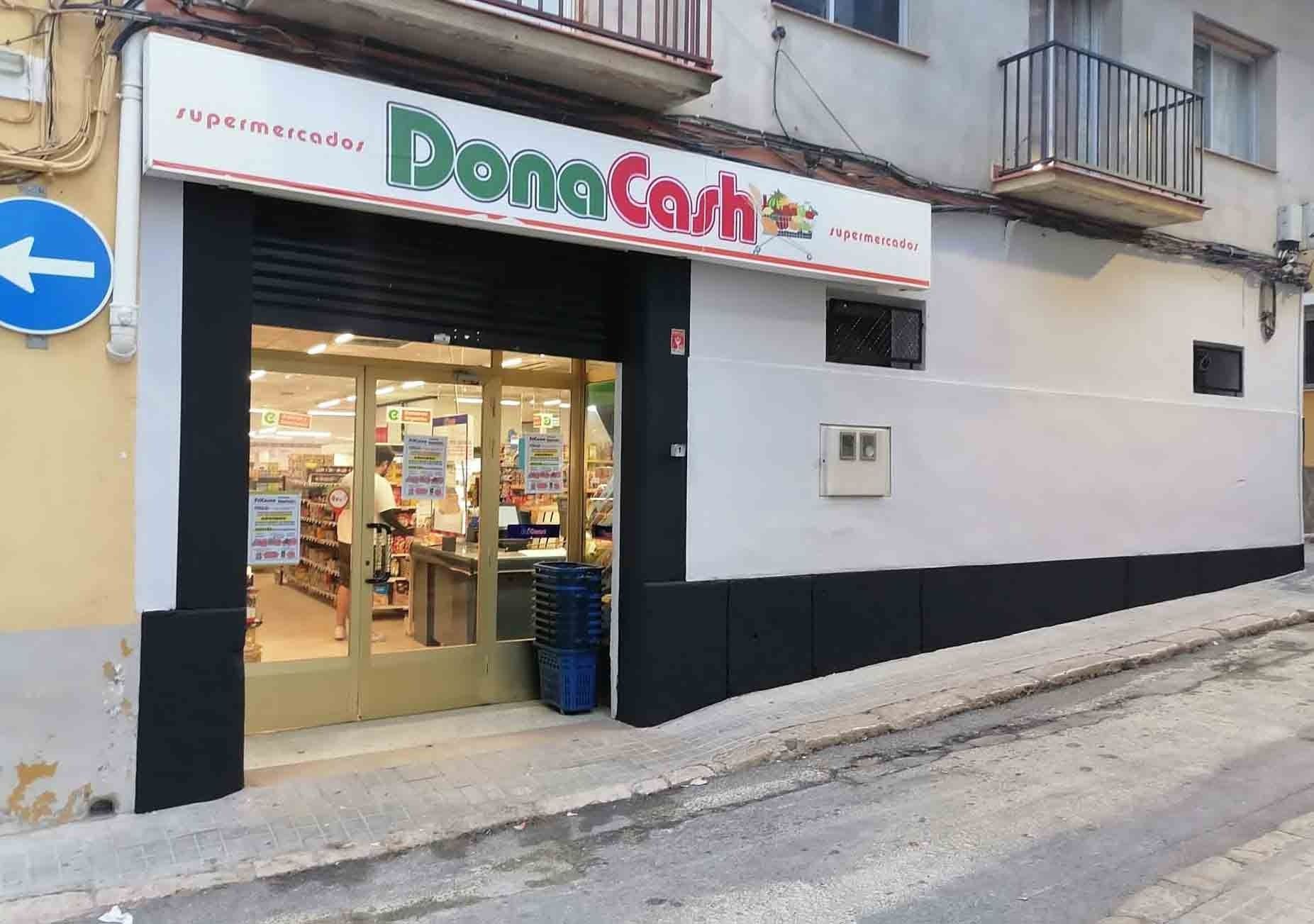 Un escaparate con un cartel que dice "Dona Cash"