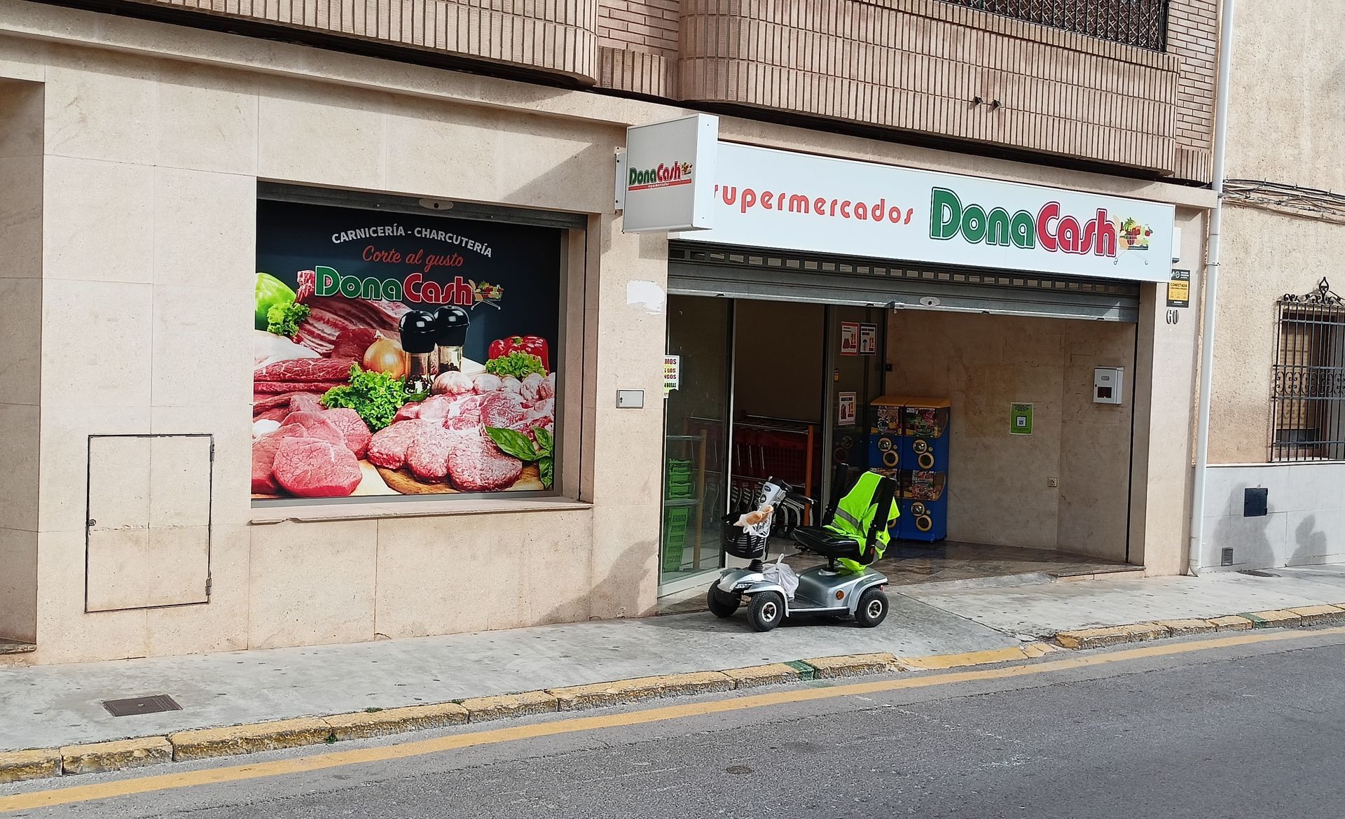 Una persona está conduciendo un kart frente a una tienda.