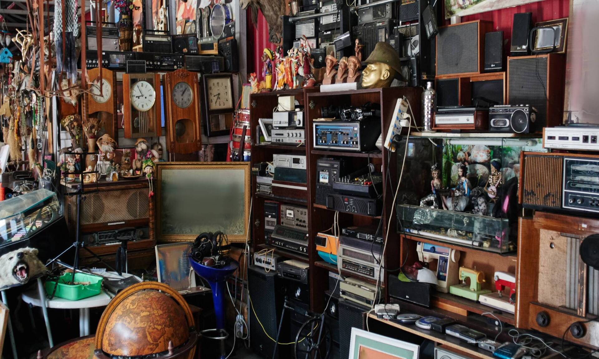 Uhren und Radios in der Trödelhalle von Abel Josef Wohnungsauflösungen