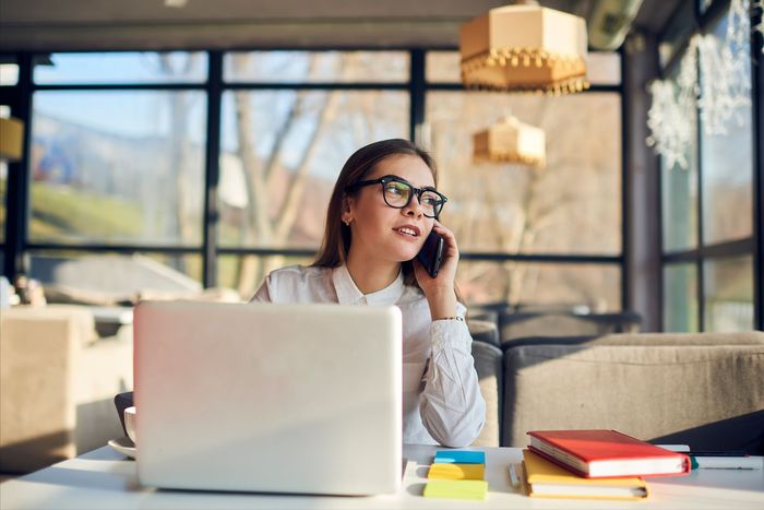 Image d'une femme assistante administrative au téléphone devant un ordinateur
