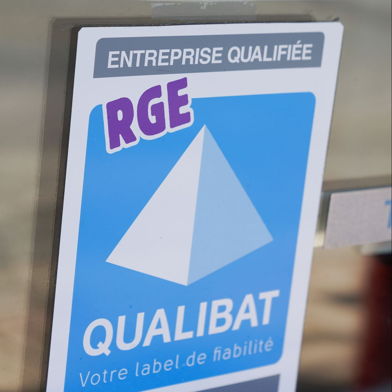 Image d'une plaque murale avec le logo RGE et Qualibat