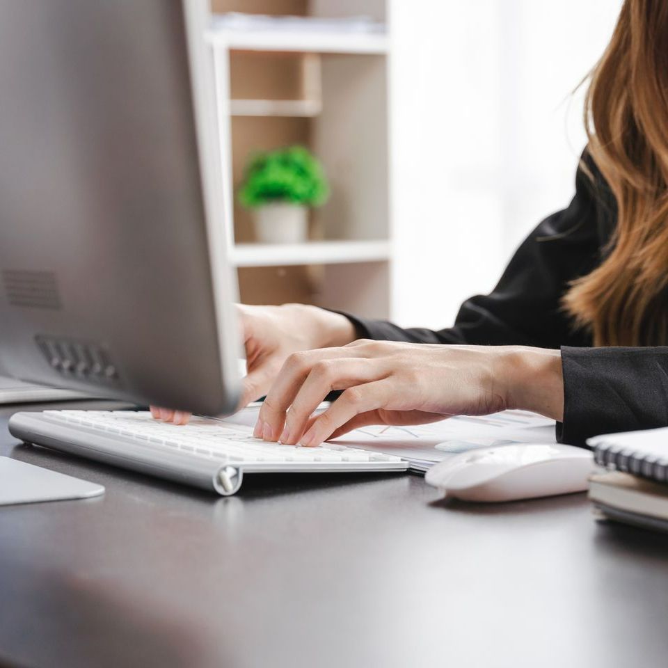 Image d'une femme qui tape sur un clavier d'ordinateur
