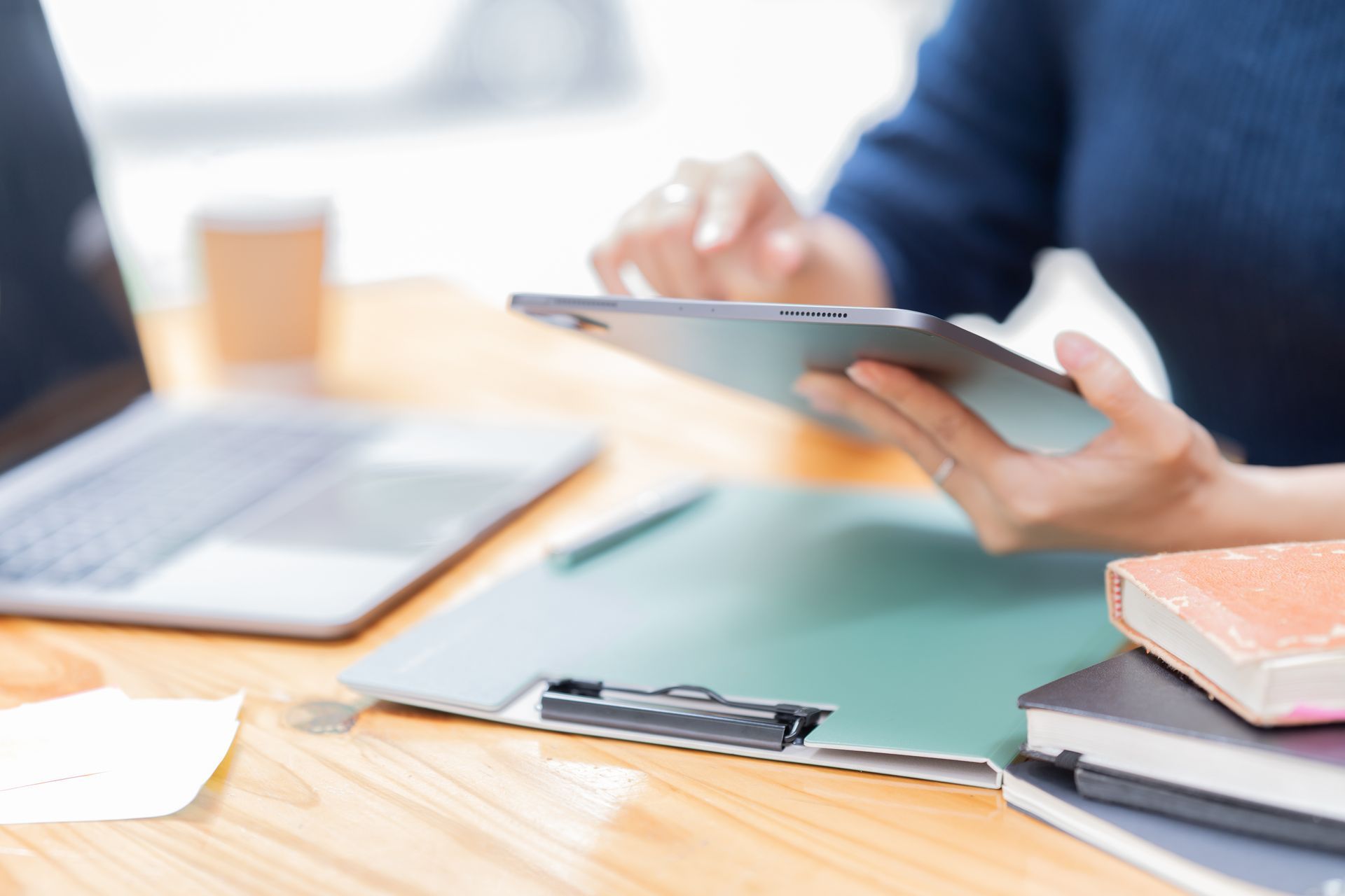 Image d'une femme qui surfe sur une tablette numérique