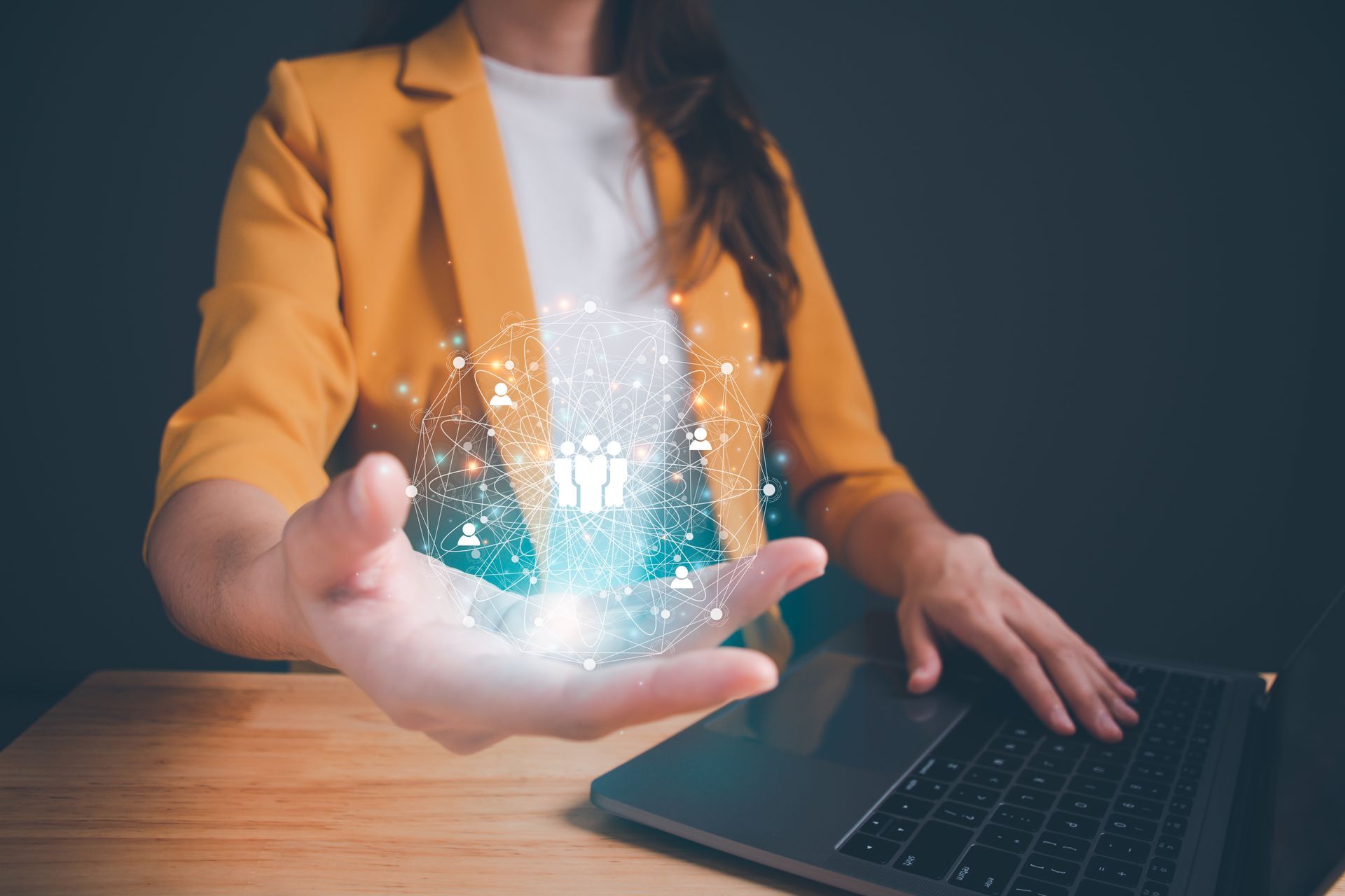 Image de la main d'une femme avec un hologramme représentant une sphère de bonshommes