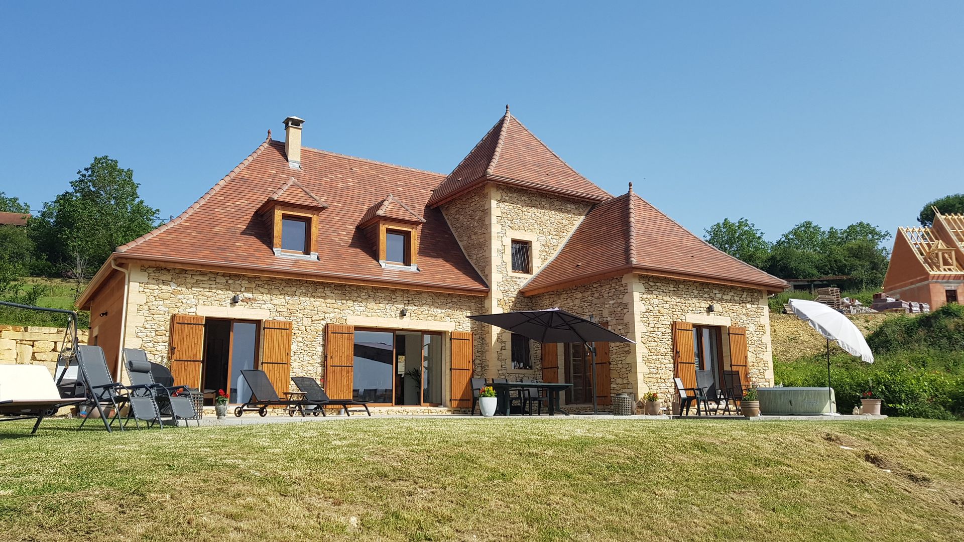 Une maison vue de l'extérieur.