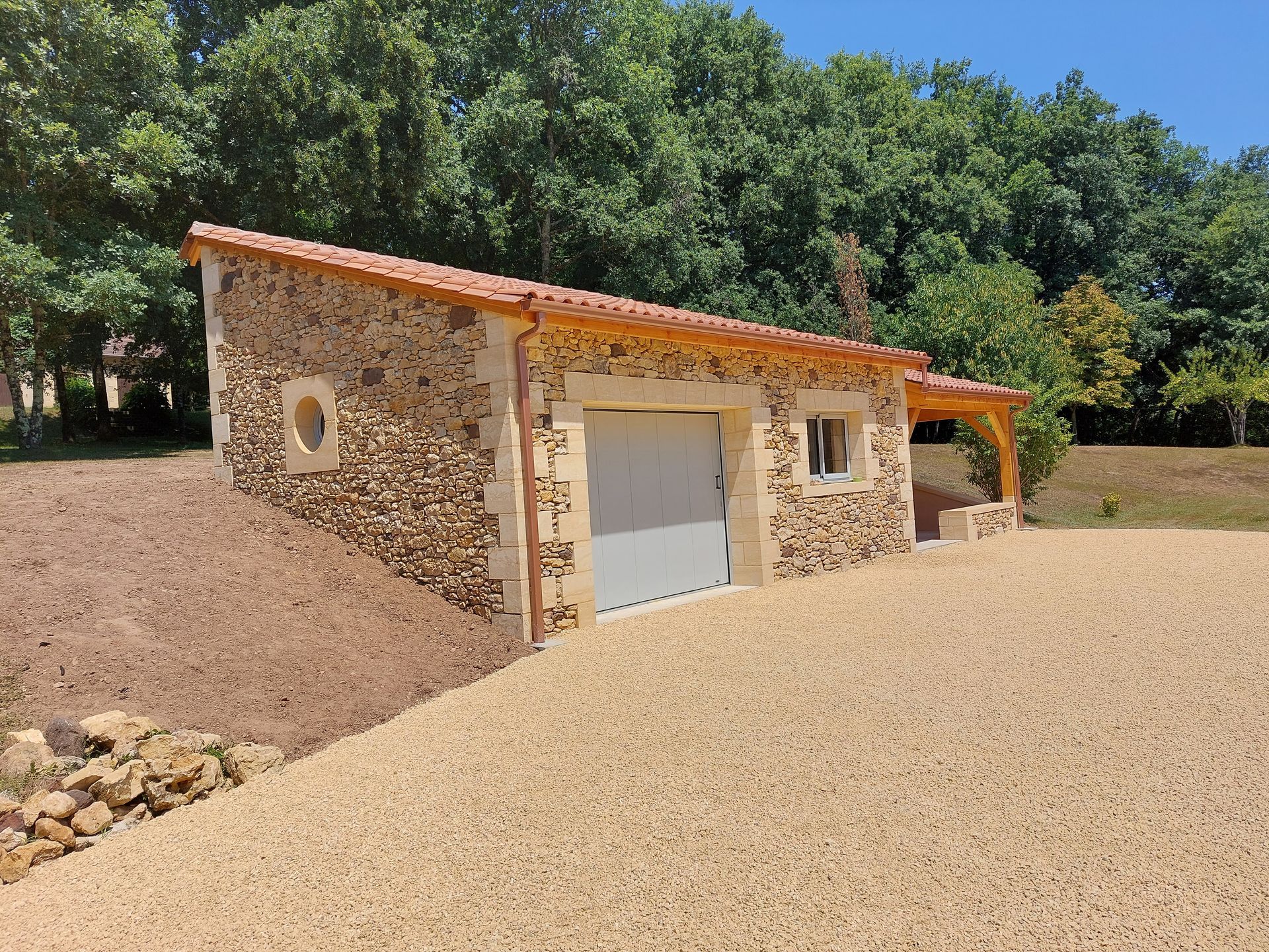 Un garage en pierre.
