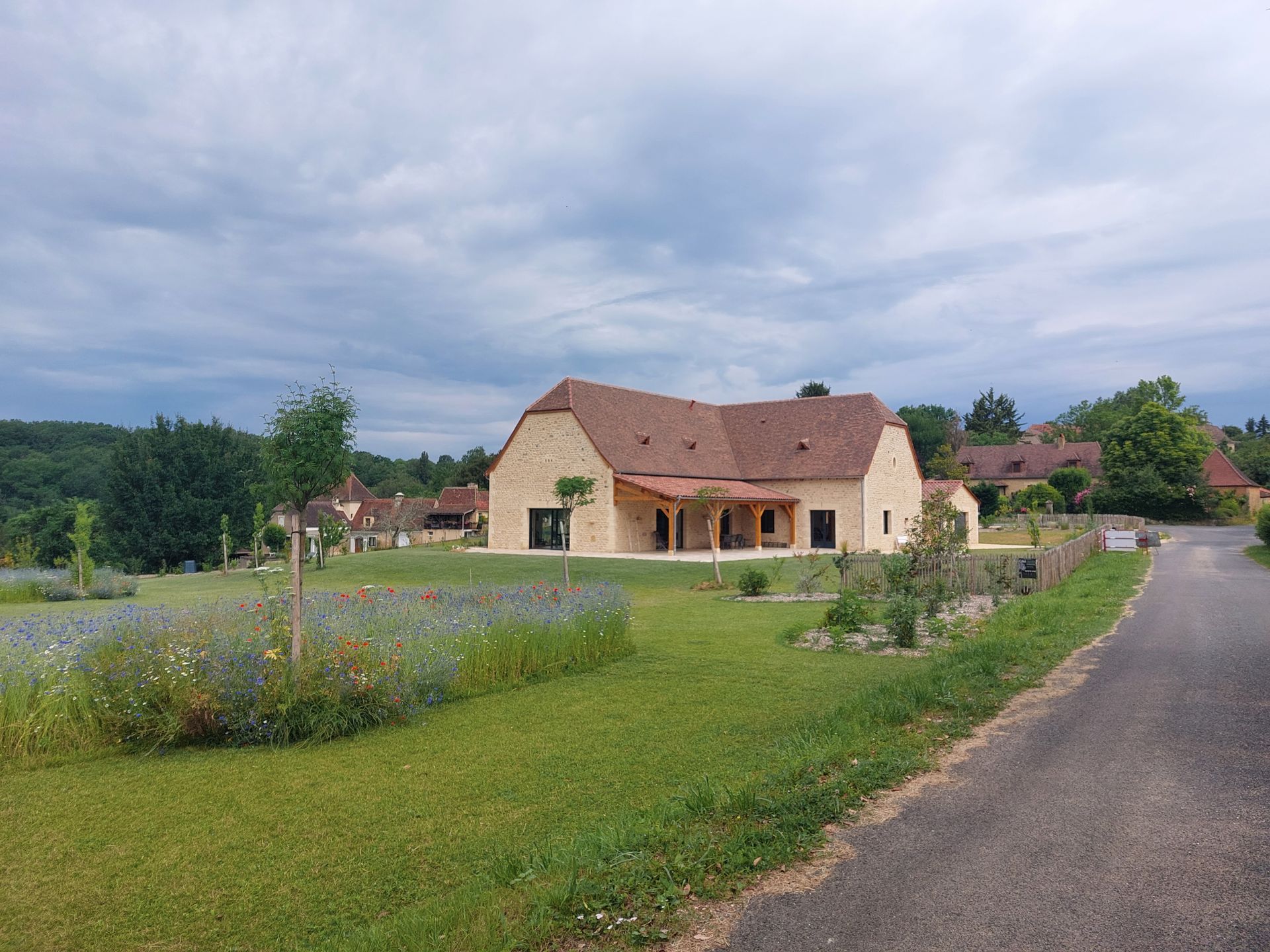 Une maison avec un jardin.
