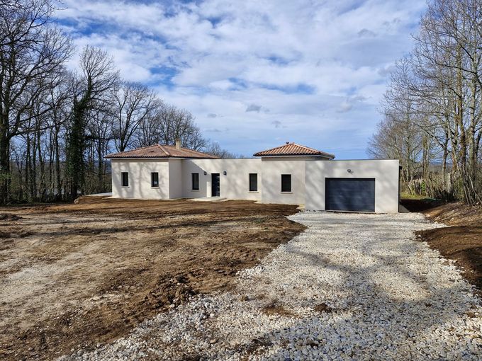 Une maison avec un chemin de gravier.