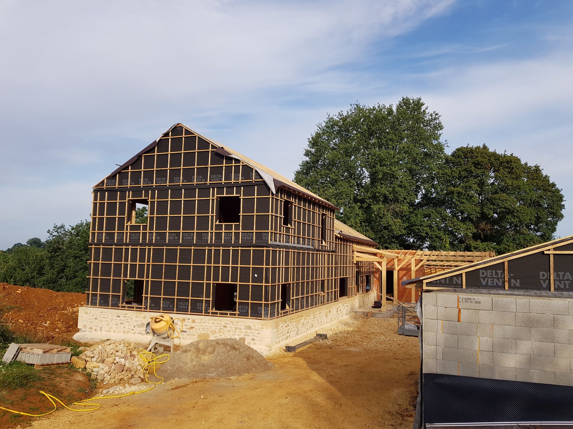 Une maison avec une ossature en bois.