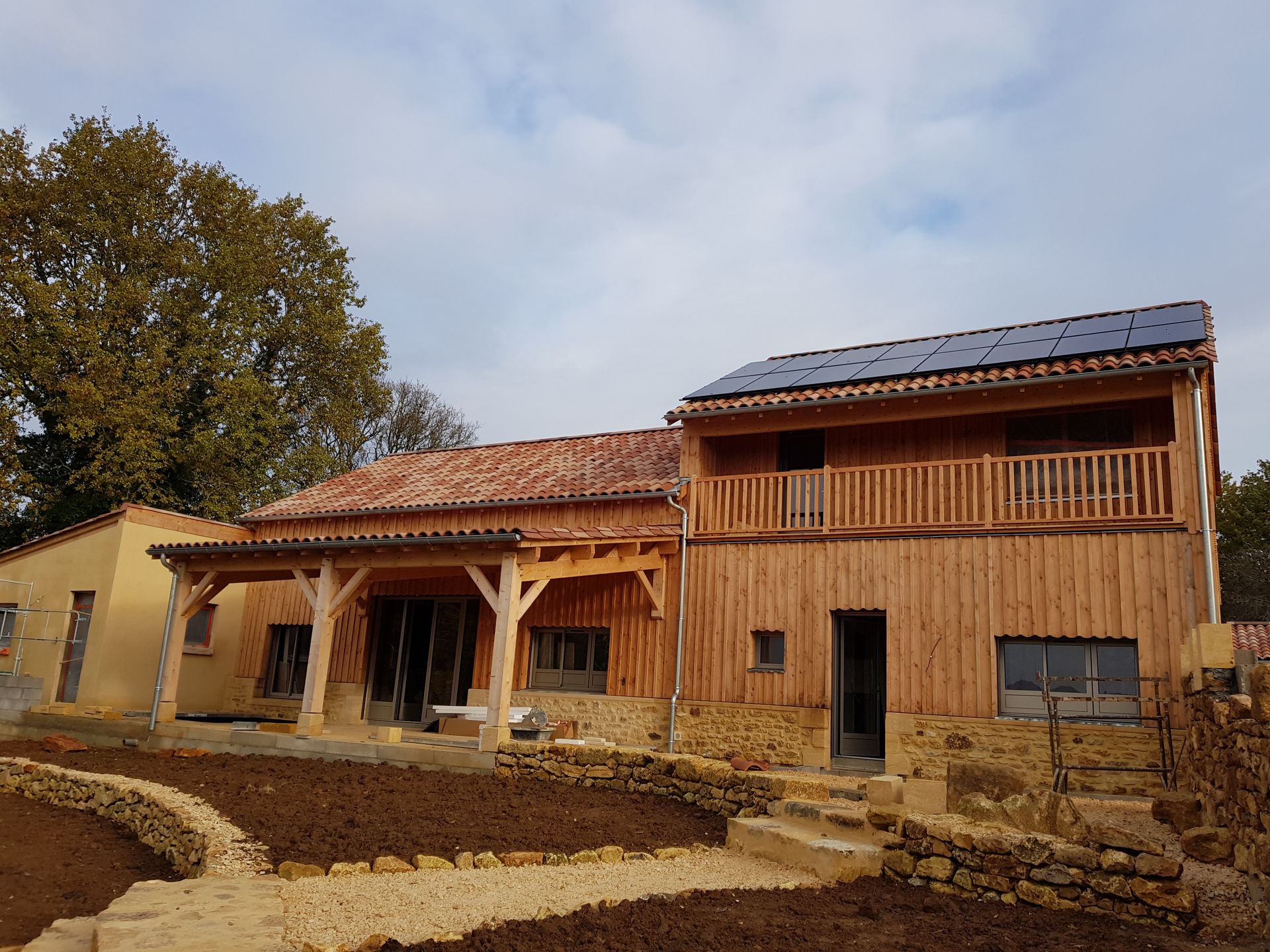 Une maison construite en bois naturel.