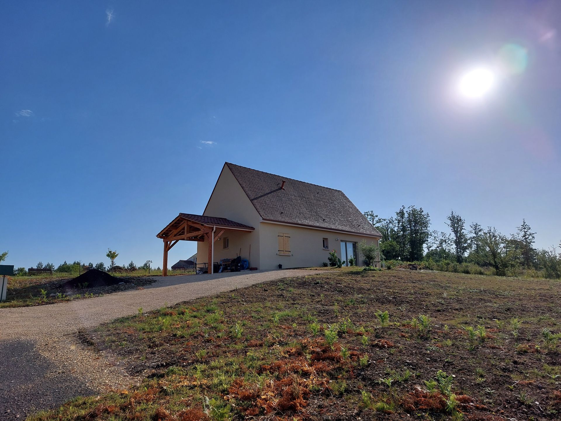 Une maison avec un abri en bois.