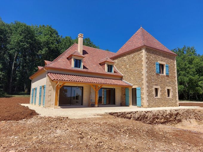 L'extérieur d'une maison en bois et en pierre.