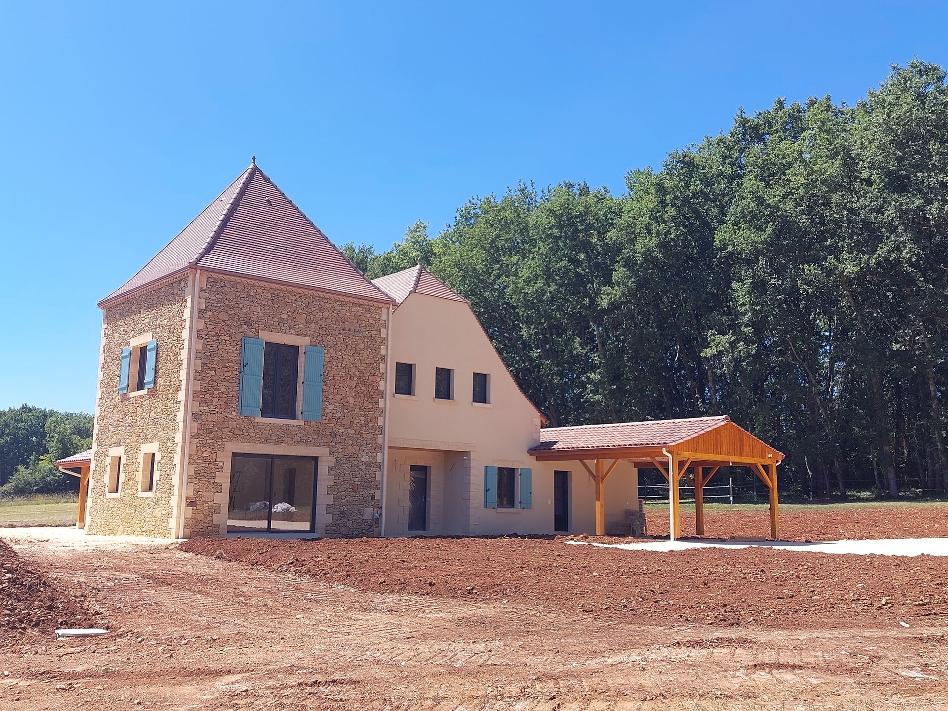 Une maison avec un étage.