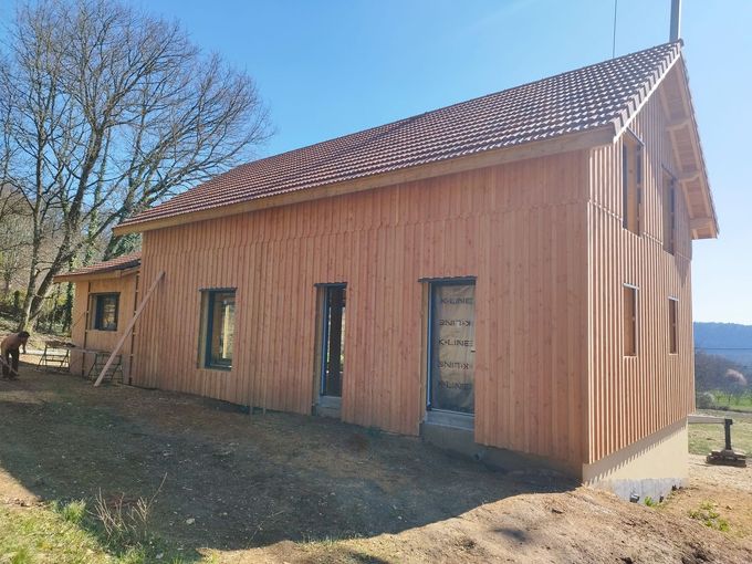 Une maison avec des lattes en bois.