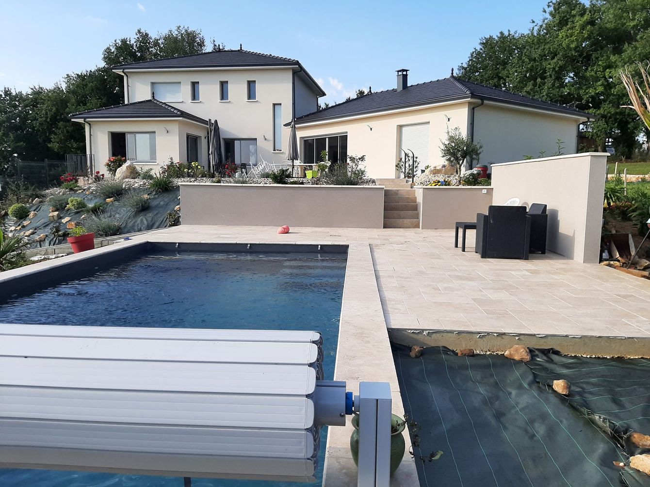 Une maison avec une piscine.