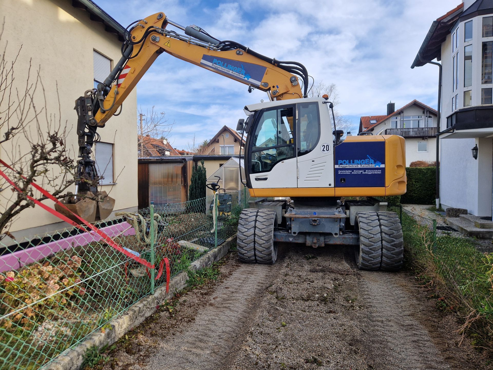 Ein kleiner Bagger schaufelt, zwei Arbeiter stehen ein paar Meter weiter und schaufeln ebenfalls