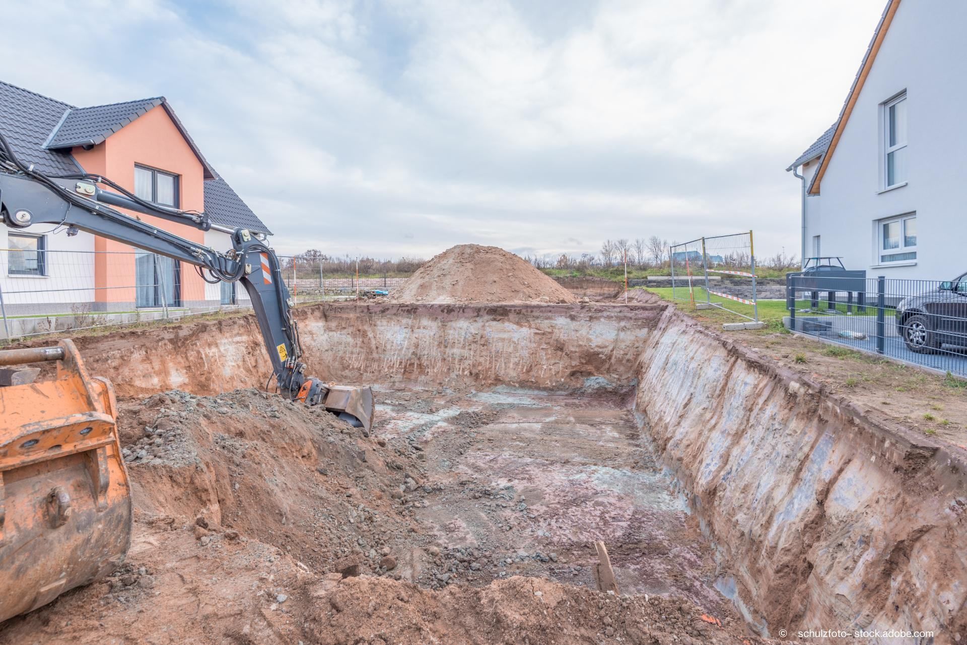 Eine ausgehobene Grube auf einem Privatgrundstück mit einem Bagger