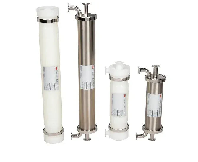 Eine Nahaufnahme von zwei gelben Rohren mit weißen Kappen