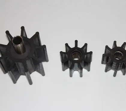 Drei schwarze Zahnräder sind auf einer weißen Fläche aufgereiht