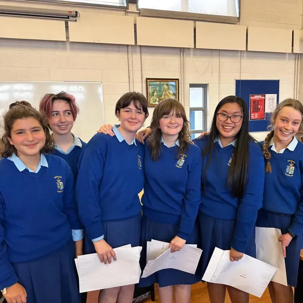 Cucarachas arrastrándose sobre migas y baldosas en el piso cerca de una pared.