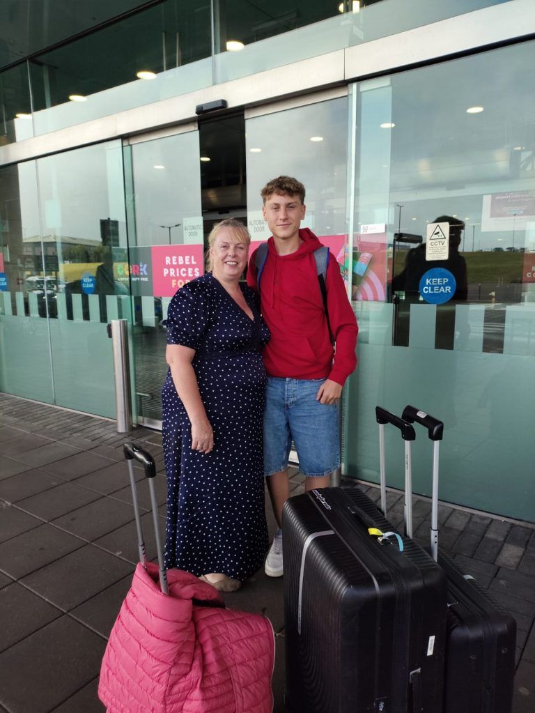 Persona escribiendo en una prueba de vocabulario en inglés; logotipo de la bandera del Reino Unido, bolígrafo rojo, formato para completar los espacios en blanco.