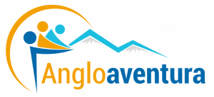 Logotipo para Angloaventura: Silueta de personas con montañas y texto, utilizando colores azul y dorado.