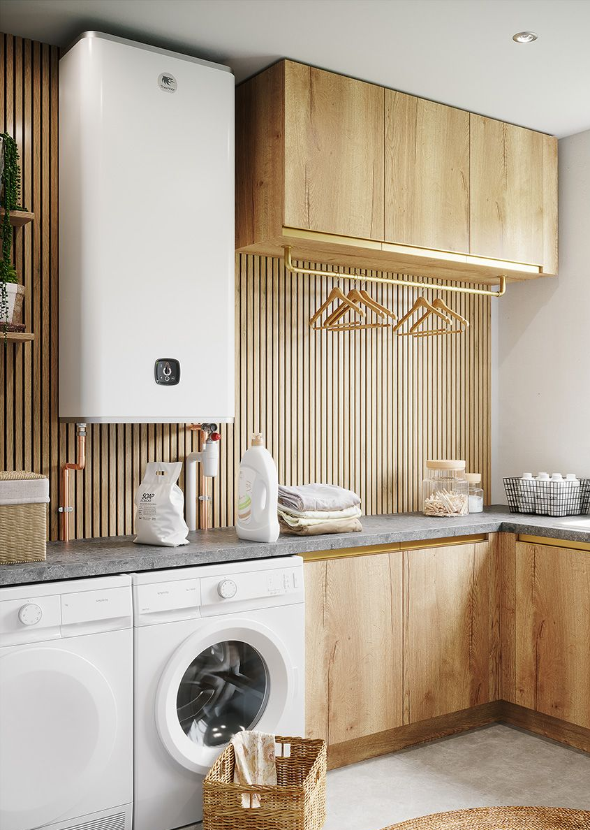 Une buanderie avec des armoires en bois clair, des murs en lattes de bois, un chauffe-eau mural blanc et deux machines à laver blanches.