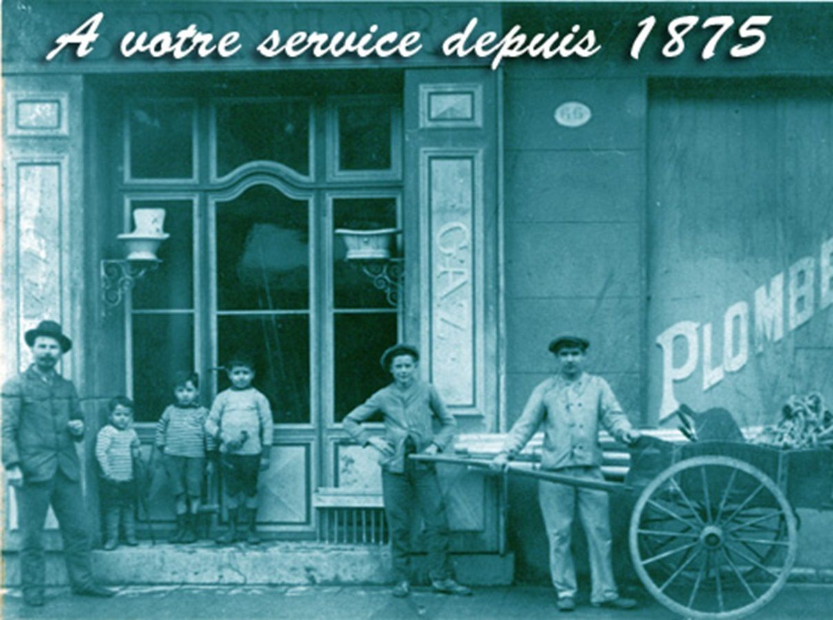 Photo d'époque : Magasin de plomberie avec des hommes, des enfants et une charrette, À votre service depuis 1875 au-dessus de l'entrée.