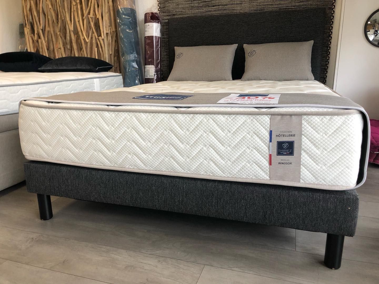 Lit et matelas en exposition.