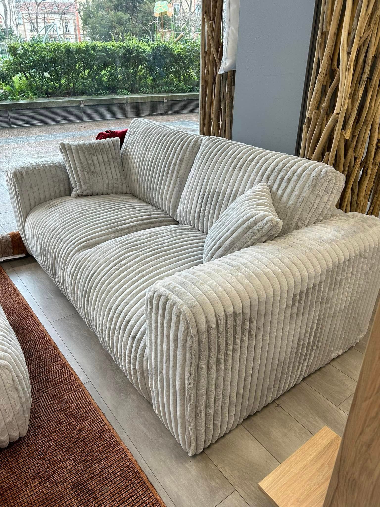 Canapé texturé beige.