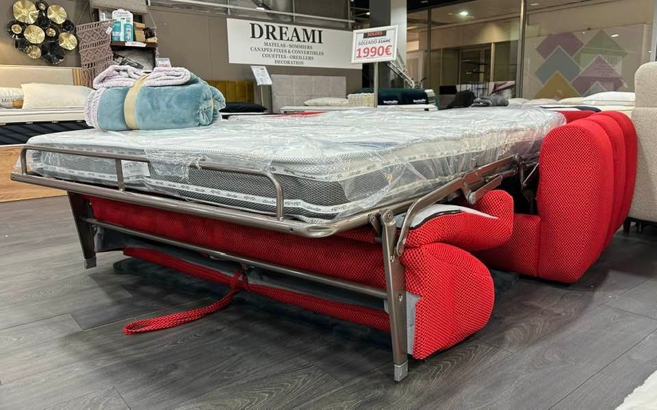 Canapé convertible rouge.