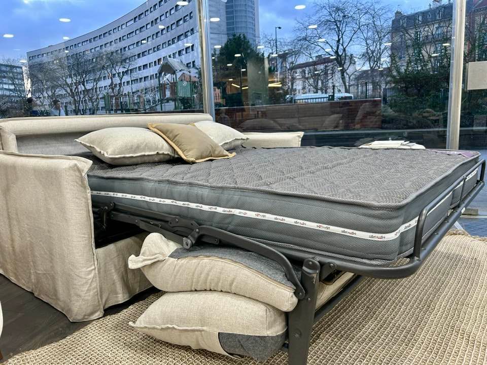 Canapé convertible beige.