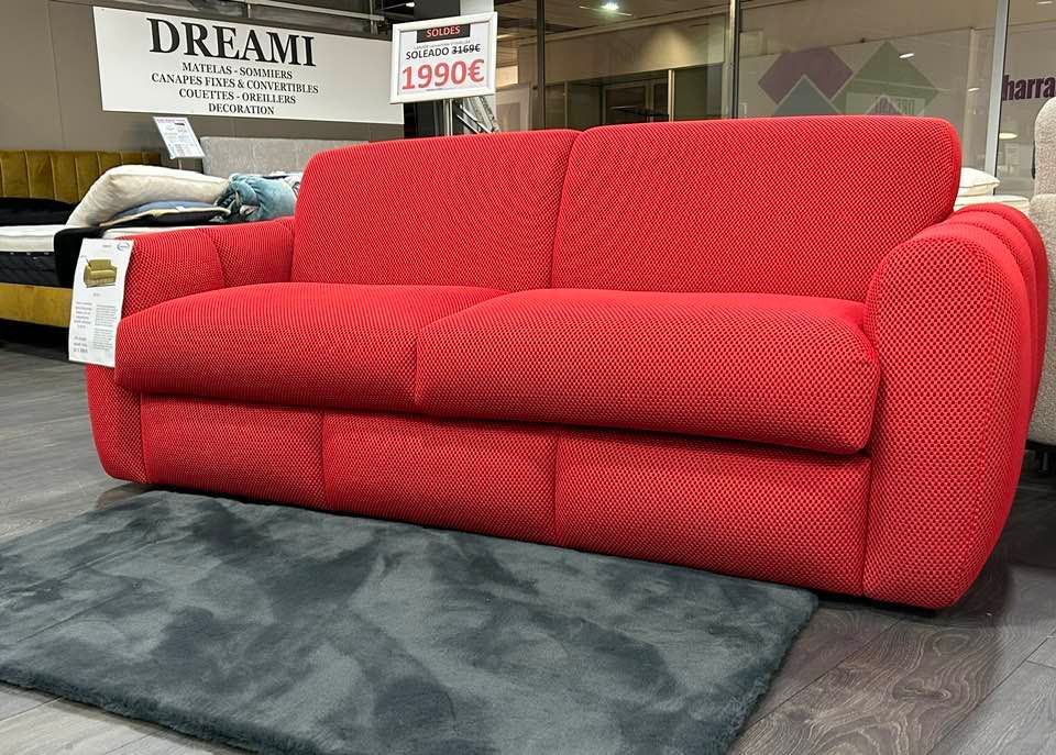 Canapé convertible replié, de couleur rouge.