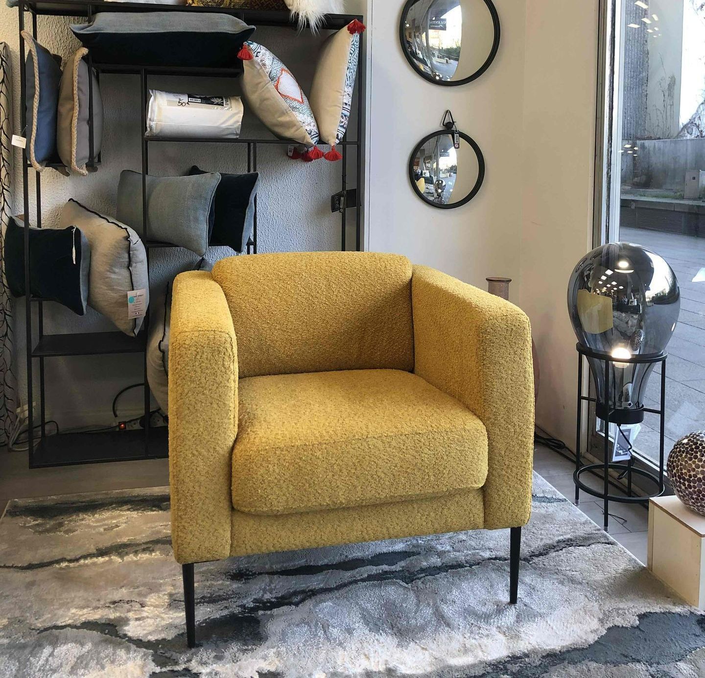 Fauteuil jaune.