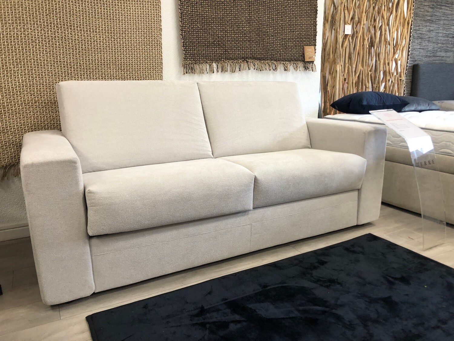 Canapé en tissu blanc.