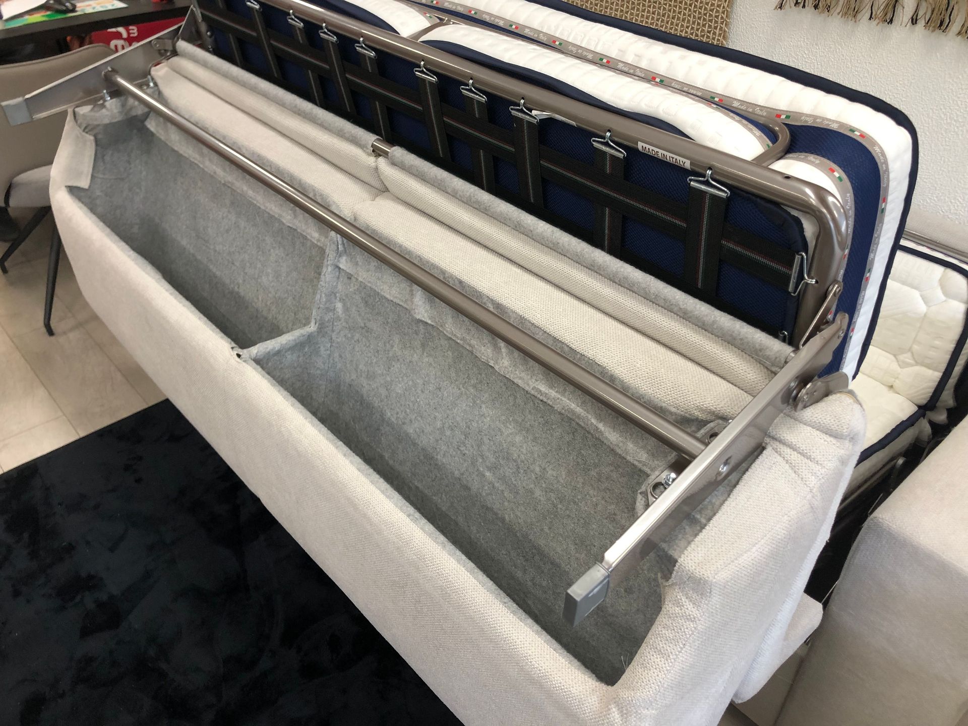 Démonstration de canapé convertible.