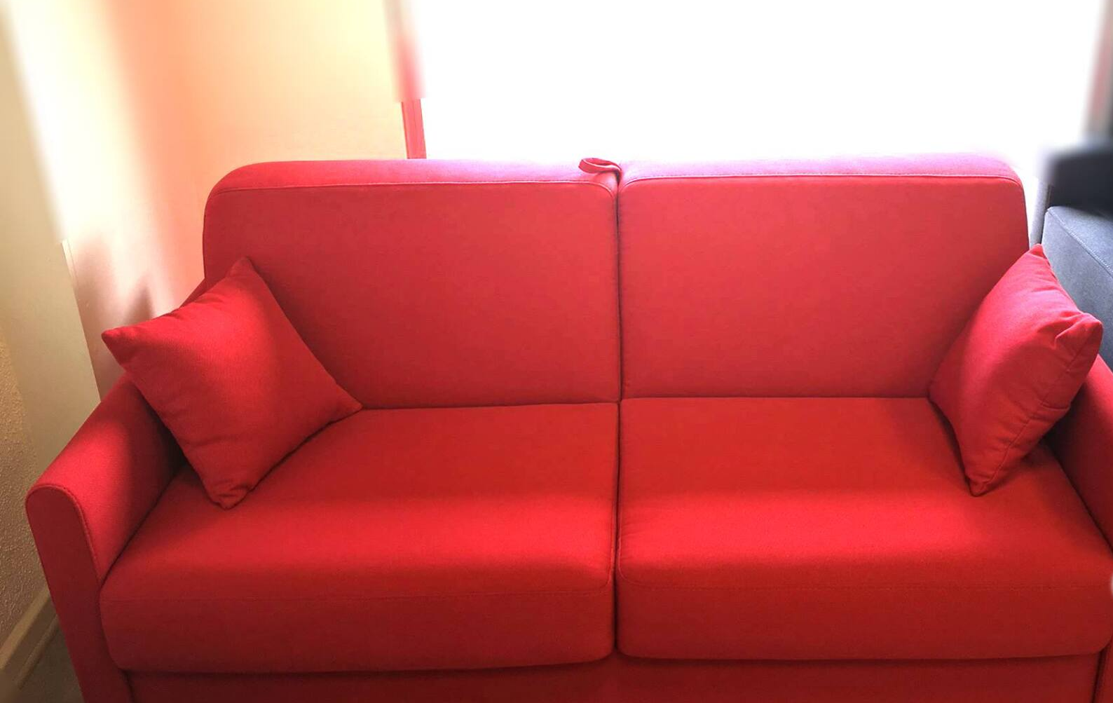 Canapé rouge.