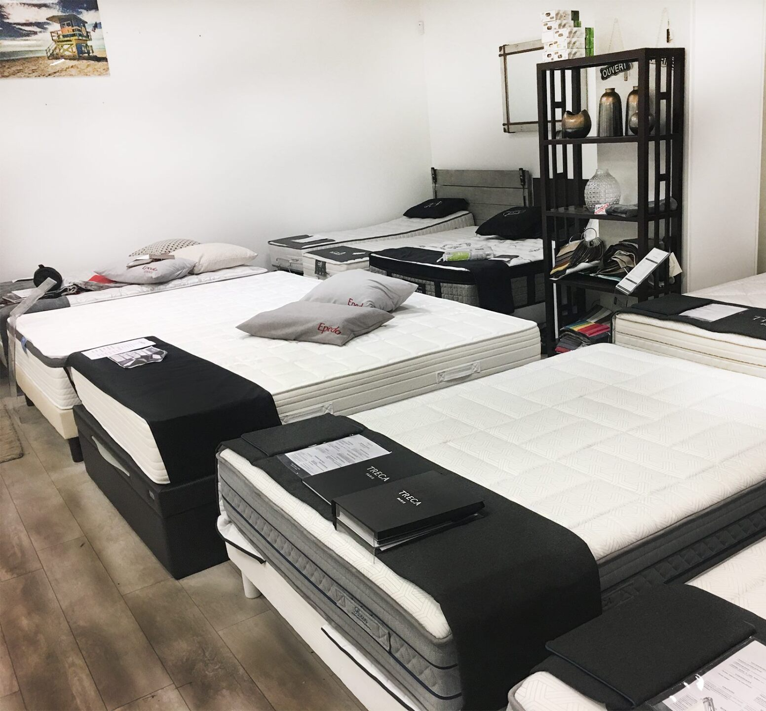 Exposition de matelas.