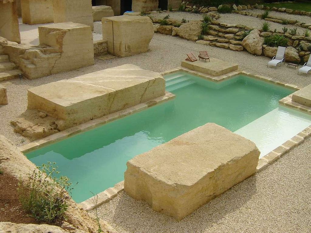 Piscine de ville Piscine avec des roches