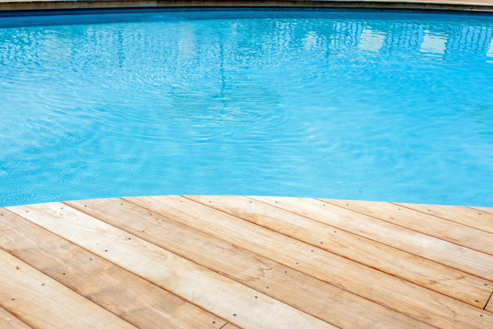 Piscine avec une terrasse en bois 