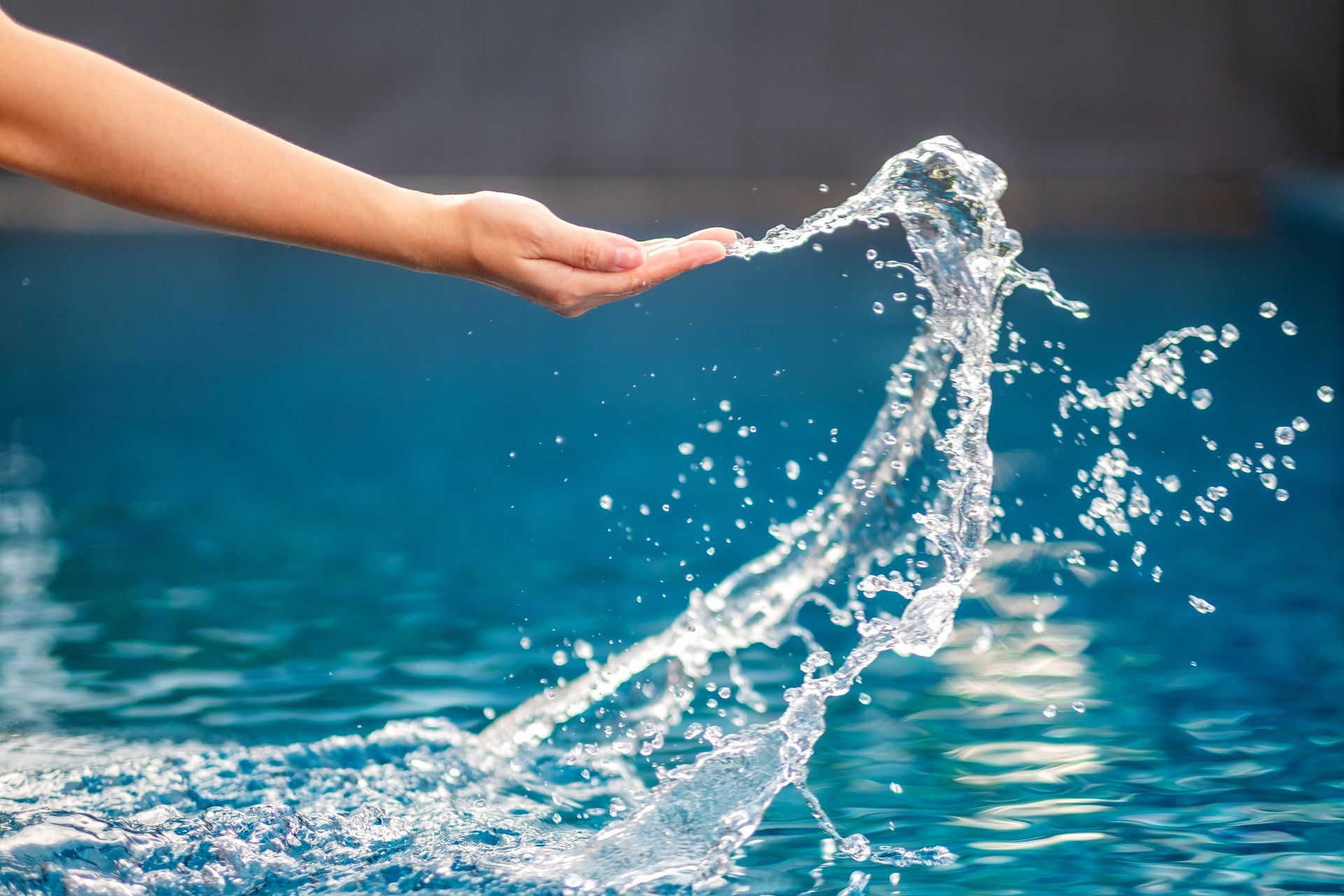 Main dans l'eau propre de la piscine 