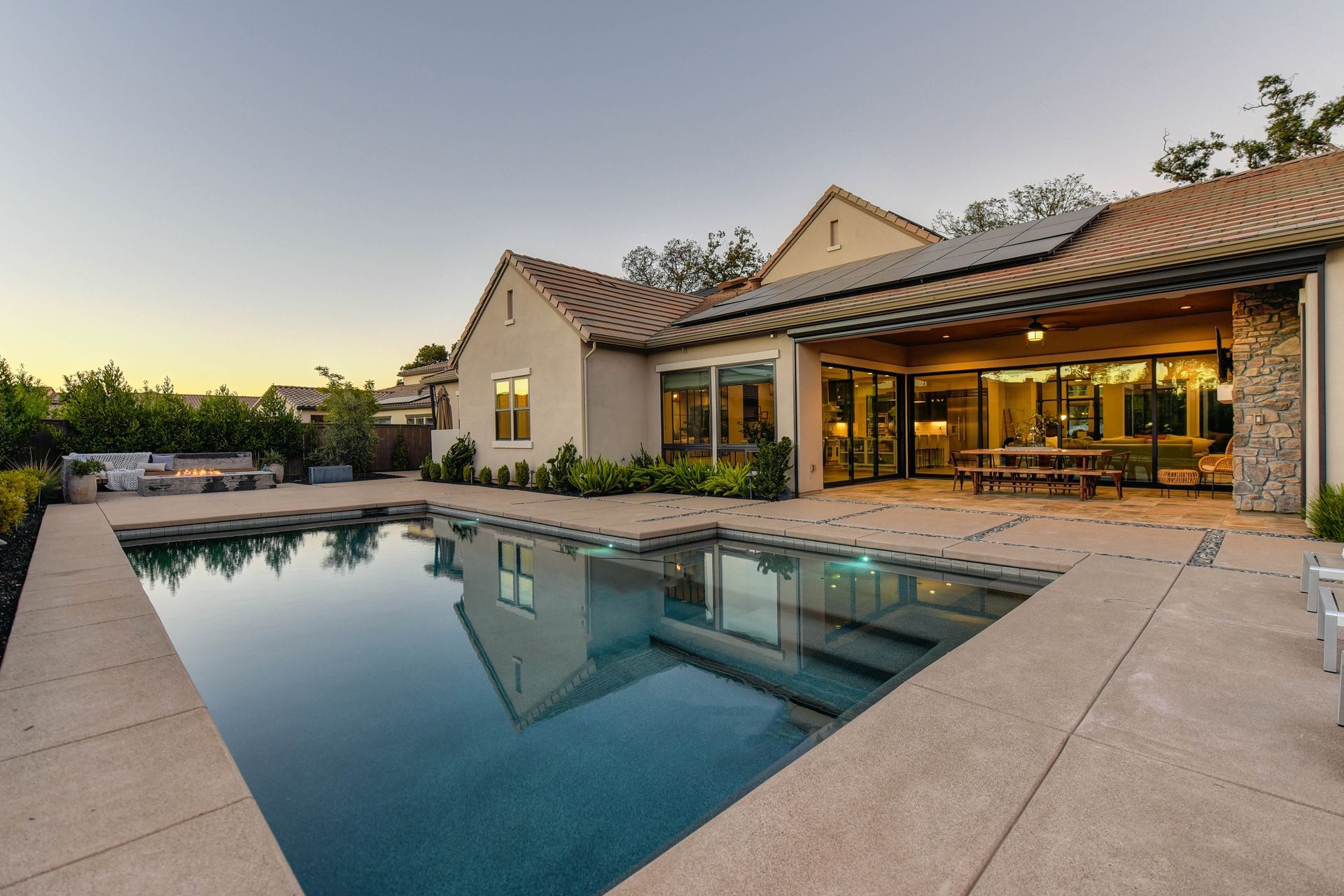 Piscine détente Piscine avec une maison