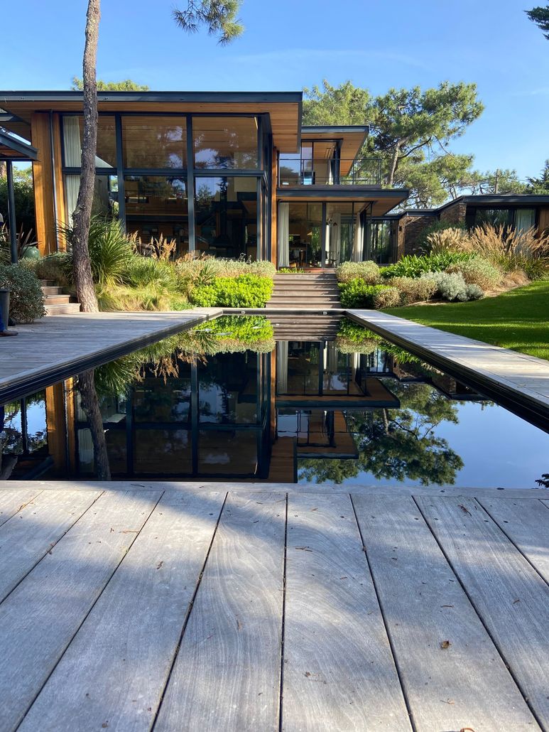 Redirection vers la page Nos agences Une grande maison en bois avec une piscine